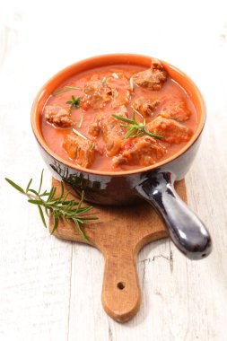 Seramik tavada domates soslu sığır eti güveç