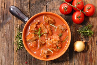 Seramik tavada domates soslu sığır eti güveç