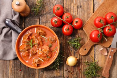 Seramik tavada domates soslu sığır eti güveç