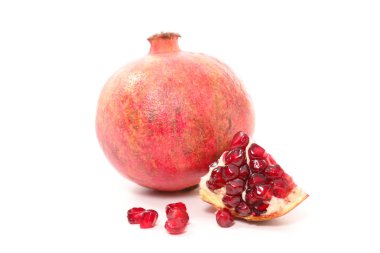 beyaz arkaplanda taze nar