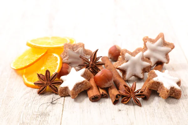 Gingerbread çerezleri ve baharat, neşeli tatlılar