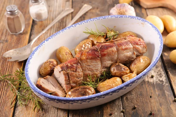 Filé Mignon Decorado Com Batatas — Fotografia de Stock