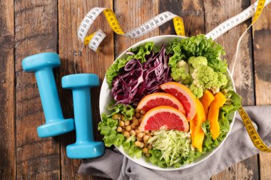Sağlıklı gıda kavramı, karışık salata Vejetaryen, santimetre teyp ve halter