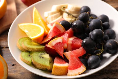 karışık meyve salatası beyaz plaka üzerinde