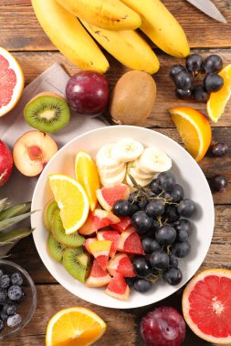 karışık meyve salatası beyaz plaka üzerinde