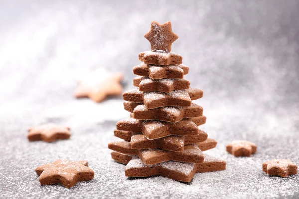 お祭りの背景にクリスマスのためのジンジャーブレッドのクッキー — ストック写真