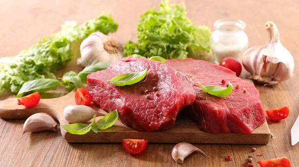 Filet Boeuf Cru Avec Légumes Sur Planche Bois — Photo