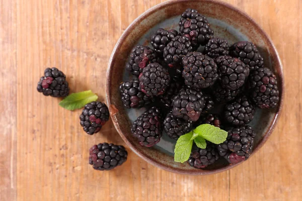 Brombeeren Schale Auf Holz Hintergrund — Stockfoto