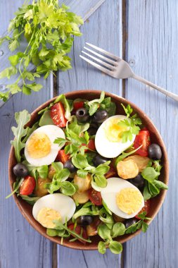 yumurta ile sebze salatası