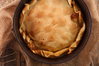 form pişirme içinde ev yapımı etli börek