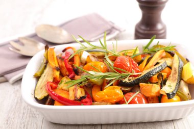 kavrulmuş sebze ve biberiye