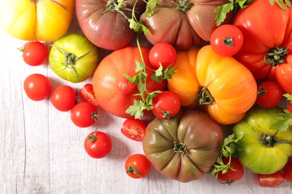 Verschiedene Tomaten Auf Dem Tisch Mit Kopierraum — Stockfoto