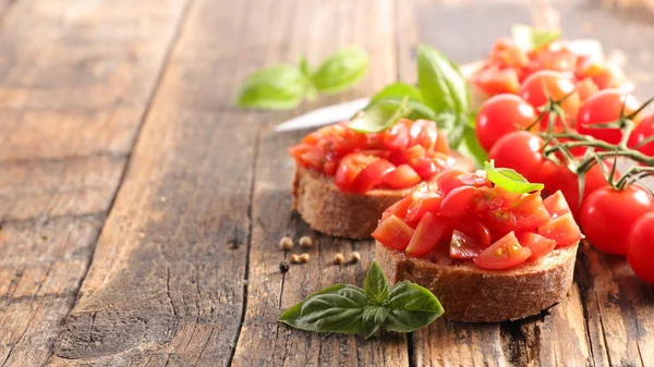 Canapé Com Tomate Manjericão — Fotografia de Stock