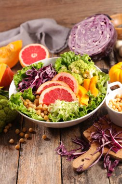 Ahşap masa üzerinde çeşitli Buda kase salata