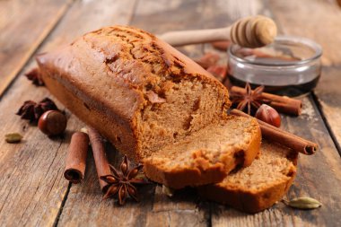 Ev yapımı kurabiye kek üzerine ahşap masa