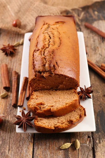 Zelfgemaakte Peperkoek Taart Witte Plaat — Stockfoto