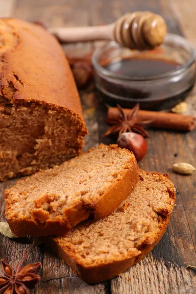 Gingerbread Cake Och Kryddor Träbord — Stockfoto