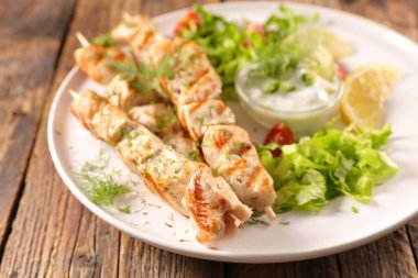 ızgara tavuk şiş ve sos plaka üzerinde