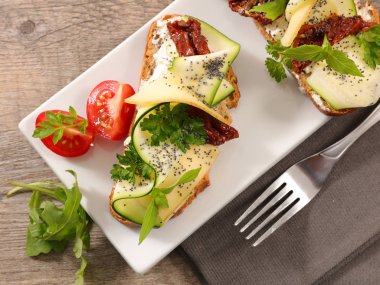 ekmek dilimleri kabak, krem peynir ve domates ile