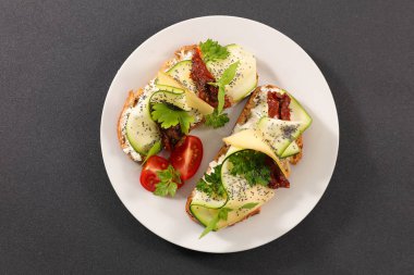 ekmek dilimleri kabak, krem peynir ve domates ile