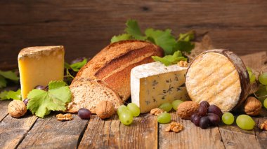 çeşitli peynir ve ekmek ahşap tablo