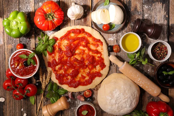 Surowe Ciasto Pizza Sosem Pomidorowym Składników — Zdjęcie stockowe