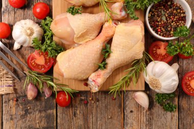 Tahtada çiğ tavuk bacağı
