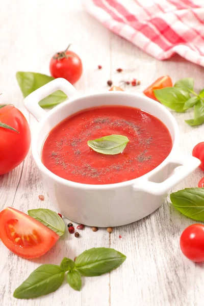 Tomatensauce Und Basilikum Auf Holztisch — Stockfoto