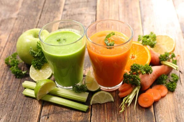 Jugo Verduras Batidos Vasos Sobre Mesa Madera —  Fotos de Stock