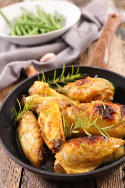 ızgara tavuk kanadı ve bacaklar tava pişirme