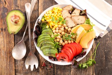 Tofu, avokado, Mısır, nohut, domates ile karışık sebze salatası.