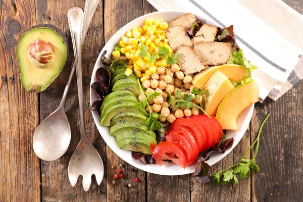 Ensalada Verduras Mixtas Con Tofu Aguacate Maíz Garbanzos Tomates —  Fotos de Stock