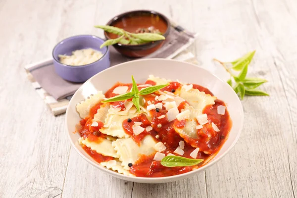 Ravioli Con Salsa Tomate Albahaca —  Fotos de Stock