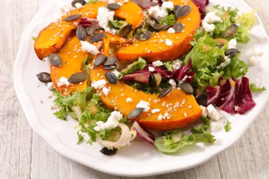 kabak salatası peynir, tohum ve marul