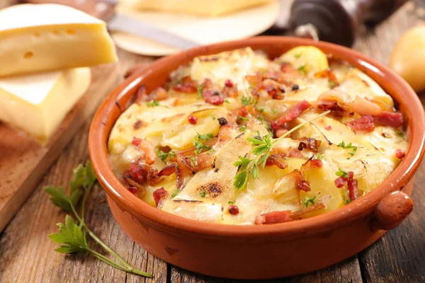 Tartiflette Fırında Patates Sosis Peynir Ile — Stok fotoğraf