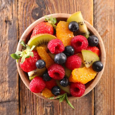 ahşap kase karışık meyve salatası