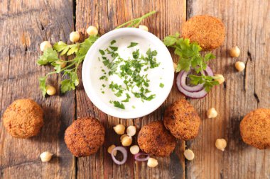 Kızarmış falafel ve daldırma, lezzetli yemekler