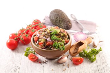 Avokado, domates ve soğan ile mercimek