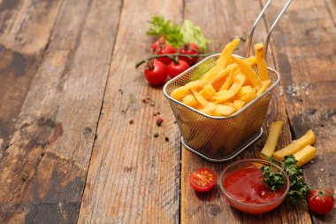 patates kızartması ve ketçap ahşap masa