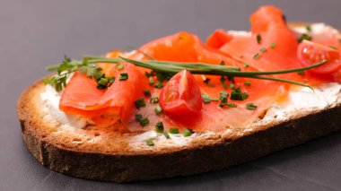 ekmek dilim peynir ve somon ile