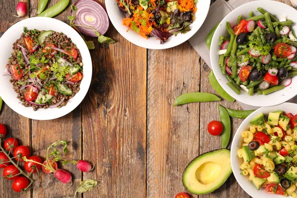 Surtido Ensaladas Vegetarianas Mixtas Mesa Madera —  Fotos de Stock