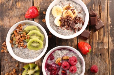 meyve ve çikolata ile chia puding kase