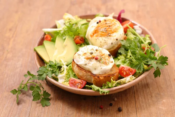 Insalata Verdure Con Pane Tostato Formaggio Capra — Foto Stock