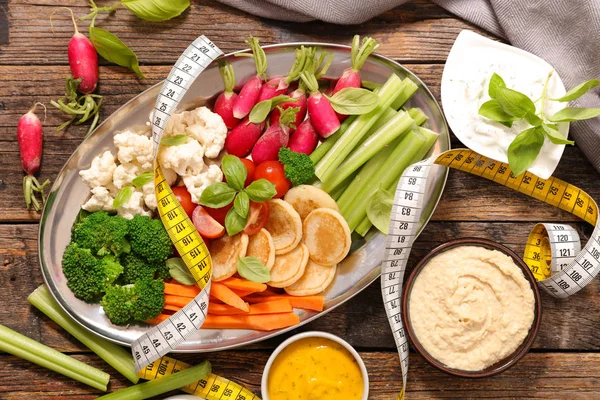 Ανάμεικτα Λαχανικά Και Ντιπ Στο Τραπέζι Υγιεινή Διατροφή — Φωτογραφία Αρχείου
