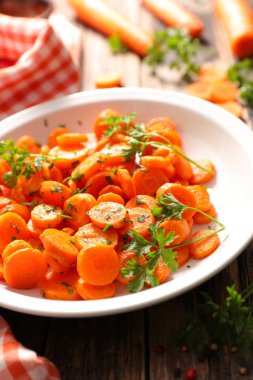 Kızarmış havuç ve maydanoz plaka üzerinde