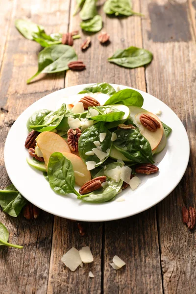 Špenátový Salát Jablky Pekanové Ořechy — Stock fotografie