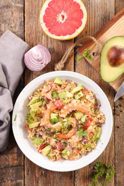 Quinoa salata karides, avokado ve greyfurt plaka üzerinde