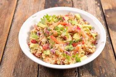 Quinoa salata karides, avokado ve greyfurt plaka üzerinde