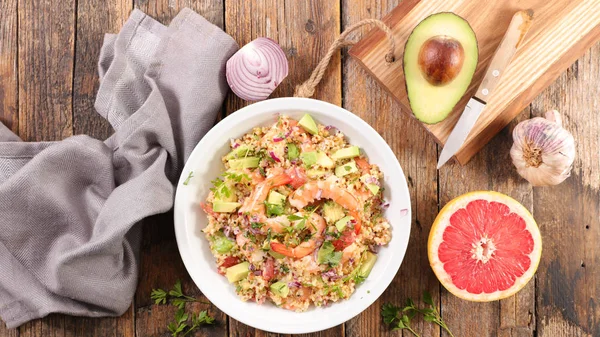 Salada Quinoa Com Camarões Abacate Toranja Prato — Fotografia de Stock