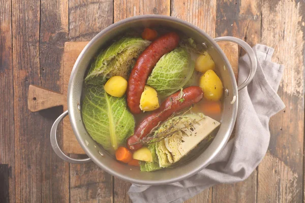 Zuppa Brodo Con Cavolo Salsicce Carote Patate Padella Sul Tavolo — Foto Stock